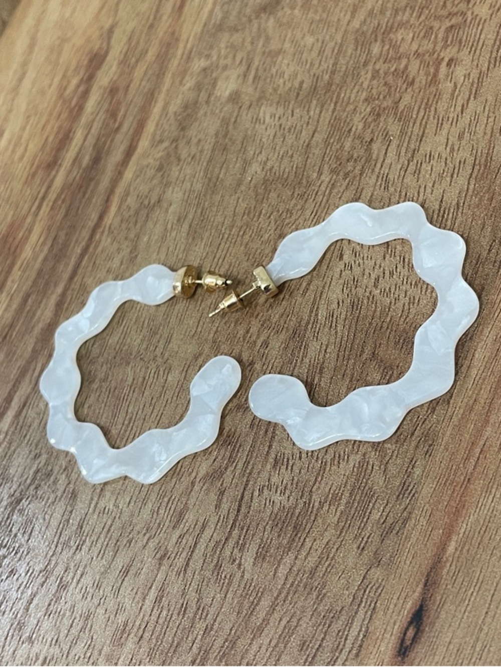 🍂 Wavy Hoop Earrings in Frosted White with Gold Posts